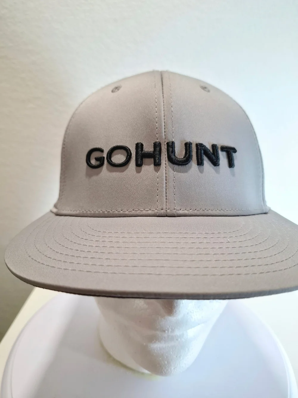 GOHUNT Men's Gray Logo Snapback Hat